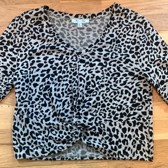 SHE + Sky Cropped Long Sleeve V-Neck Leopard Print Top Black & Gray Women’s L - Picture 2 of 13